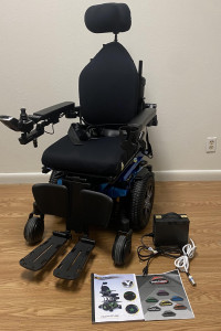 2023 Quantum Edge 3 Power Wheelchair, Lift,Tilt,Recline ,Legs. Lights. 2 Miles.